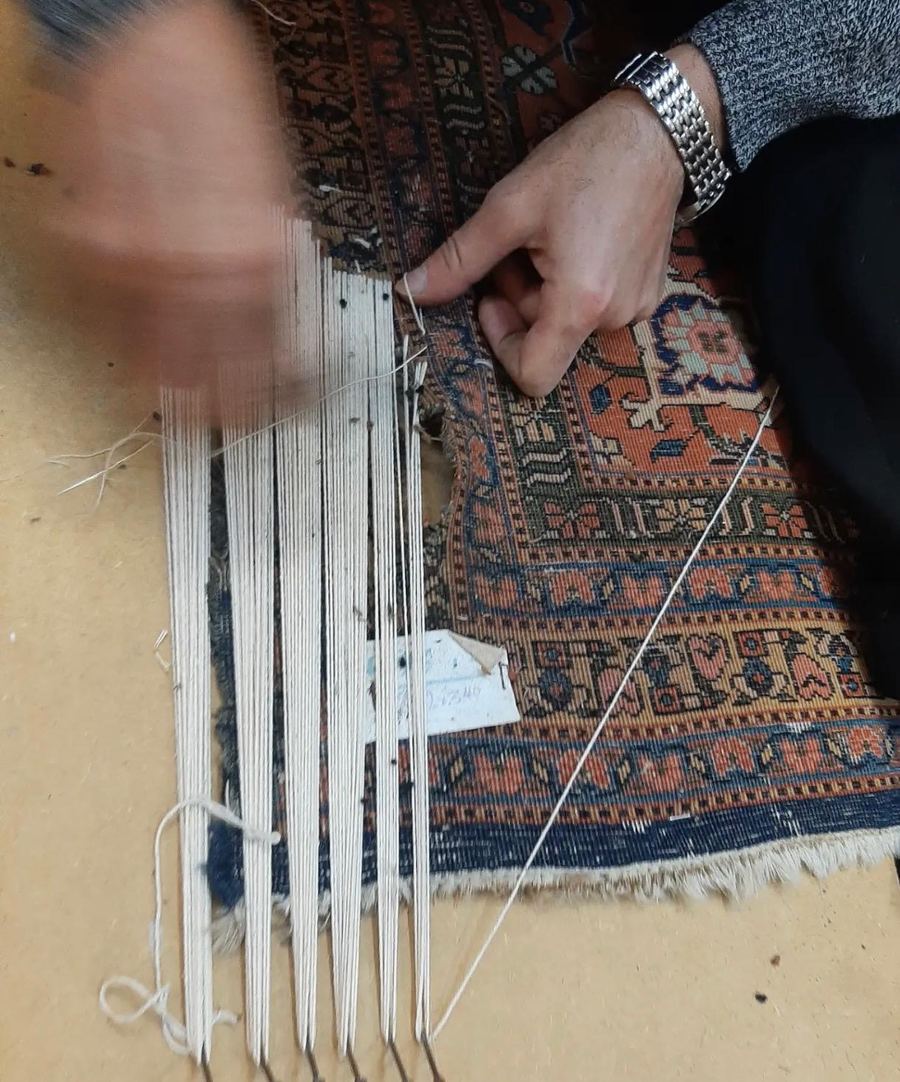 Reconstitution des fils de chaîne sur la lisière d'un tapis ancien