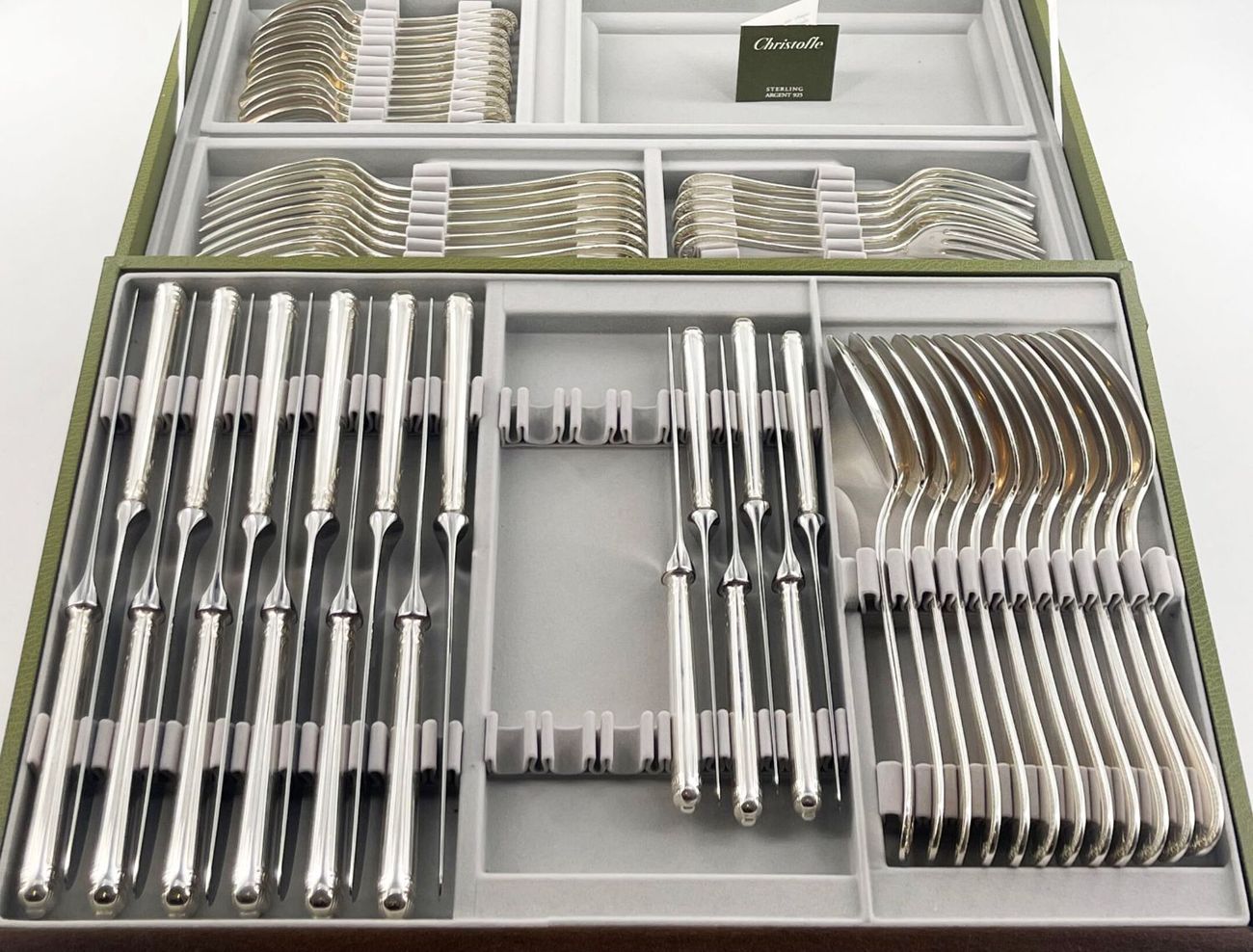 Ménagère en argent dans son coffret