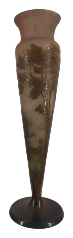 Vase Art nouveau en verre gravé d'un paysage d'arbres