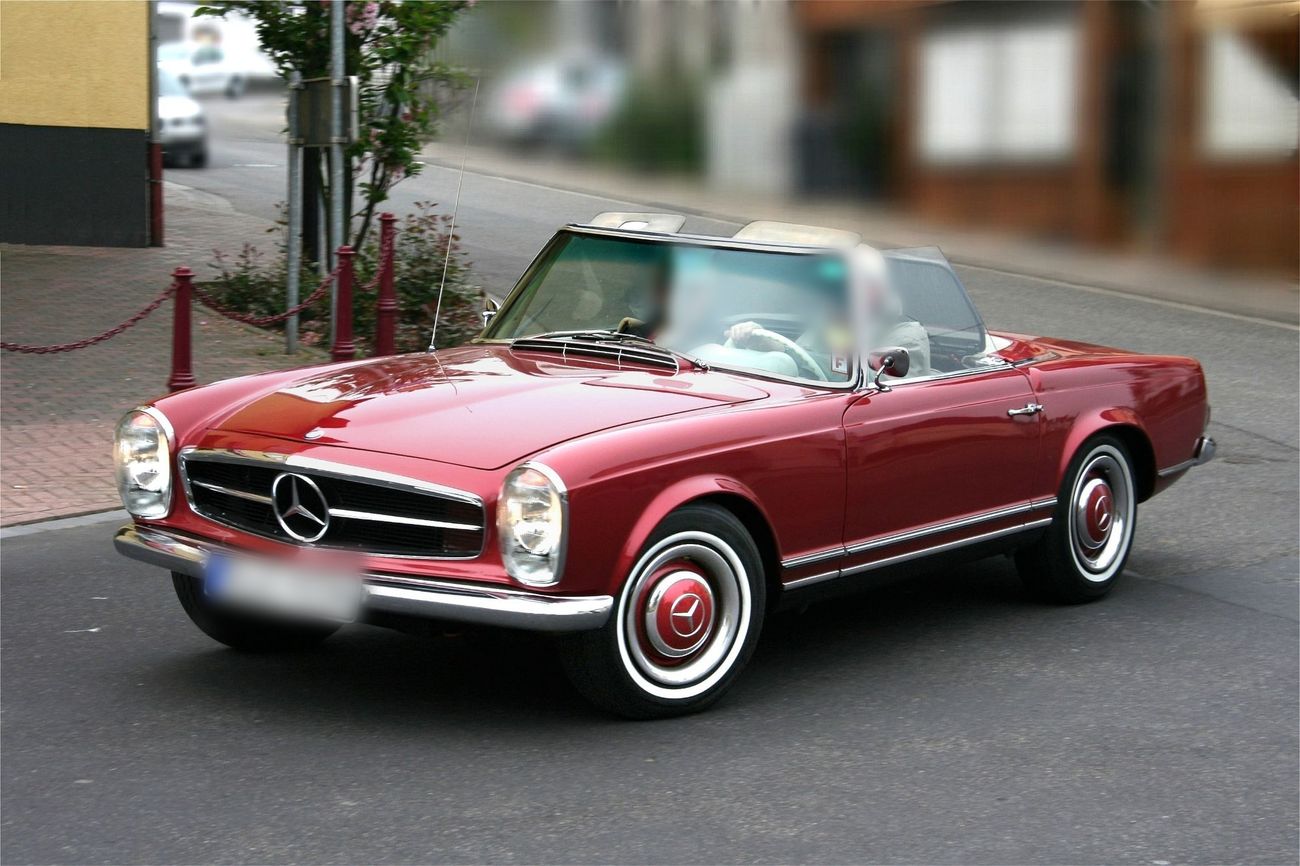 Cabriolet Mercedes-Benz des années 1960, rouge, en circulation