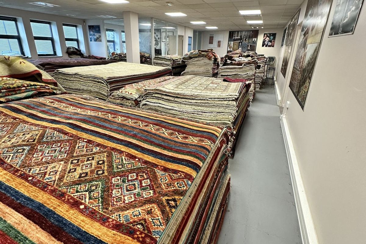 Piles de tapis d'Orient dans l'un des entrepôts de La Maison de la Perse