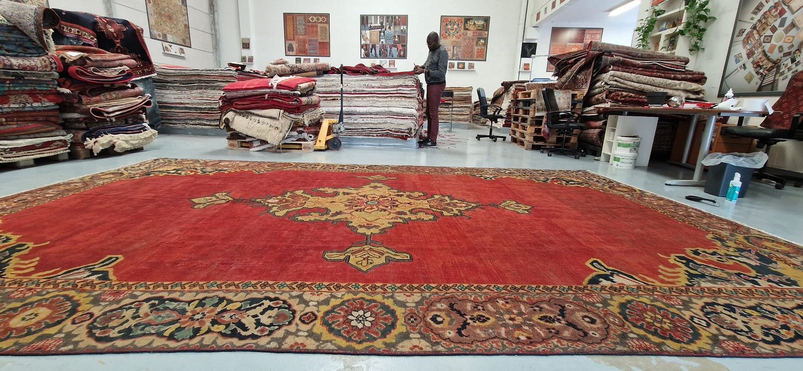 L'atelier de La Maison de la Perse, avec un grand tapis restauré au premier plan